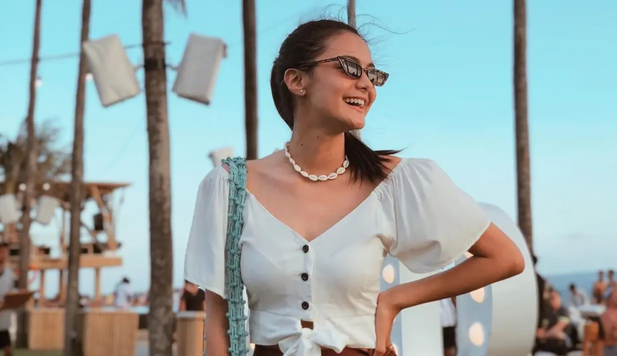 Lewat Instagram pribadinya, wanita kelahiran 2000 ini kerap mengunggah gaya penampilannya. Kali ini saat berlibur, Amanda Rawles tampil menawan dengan baju putih polos. Terlebih, kacamata yang ia pakai membuay penampilannya makin trendi. (Liputan6.com/IG/@amandarawles)