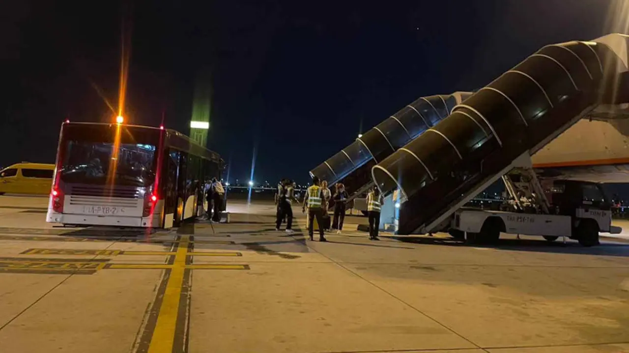 Sebuah bus menjemput penumpang penerbangan Aeroflot di Bandara Suvarnabhumi di Bangkok, Thailand pada Senin (10/2/2025) malam. (Airports of Thailand)