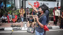 Massa yang tergabung dalam Aliansi Gerak Rakyat Tutut TPL menggelar aksi di depan Kantor Kementerian Koordinator Bidang Kemaritiman dan Investasi, Jakarta, Rabu (24/11/2021). Aksi diikuti 40 orang perwakilan masyarakat adat Tono Batak. (Liputan6.com/Faizal Fanani)