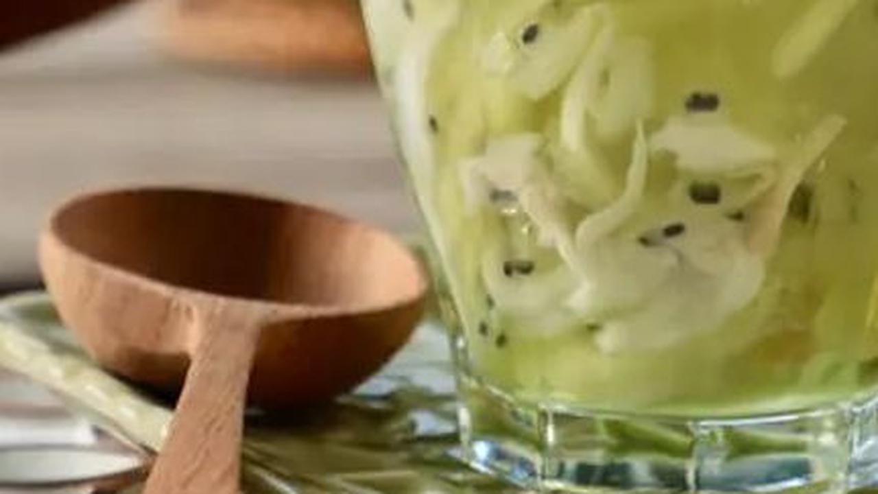 Siapa tak kenal es kuwut? Minuman segar yang berasal dari Bali ini mampu menghilangkan dahaga saat tenggorokan terasa kering. Es kuwut banyak dijual terutama saat bulan Ramadan, untuk menemani hidangan buka puasa.<br>