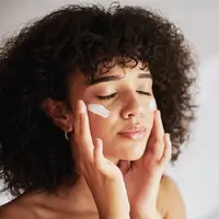 Dengan perawatan yang tepat, kamu bisa memperlambat munculnya tanda-tanda tersebut dan tetap tampil segar. Salah satu bahan aktif yang sudah terbukti efektif untuk melawan penuaan kulit adalah retinol. [Dok/Neutrogena].