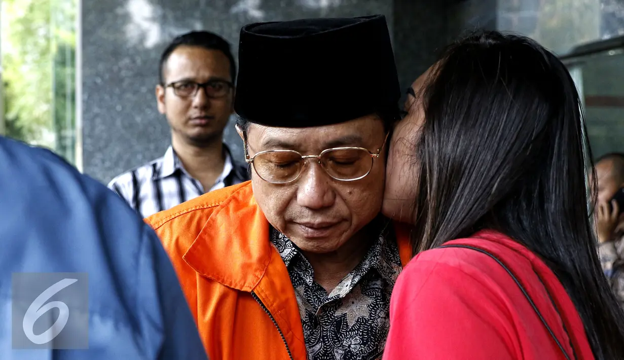 Kerabat mencium pipi mantan Sekjen Kementerian ESDM, Wayono Karno usai sidang lanjutan di Pengadilan Tipikor, Jakarta, Rabu (26/8/2015). Waryono dituntut 9 tahun penjara dan denda sebesar Rp200 juta subsidair 6 bulan kurungan. (Liputan6.com/Yoppy Renato)