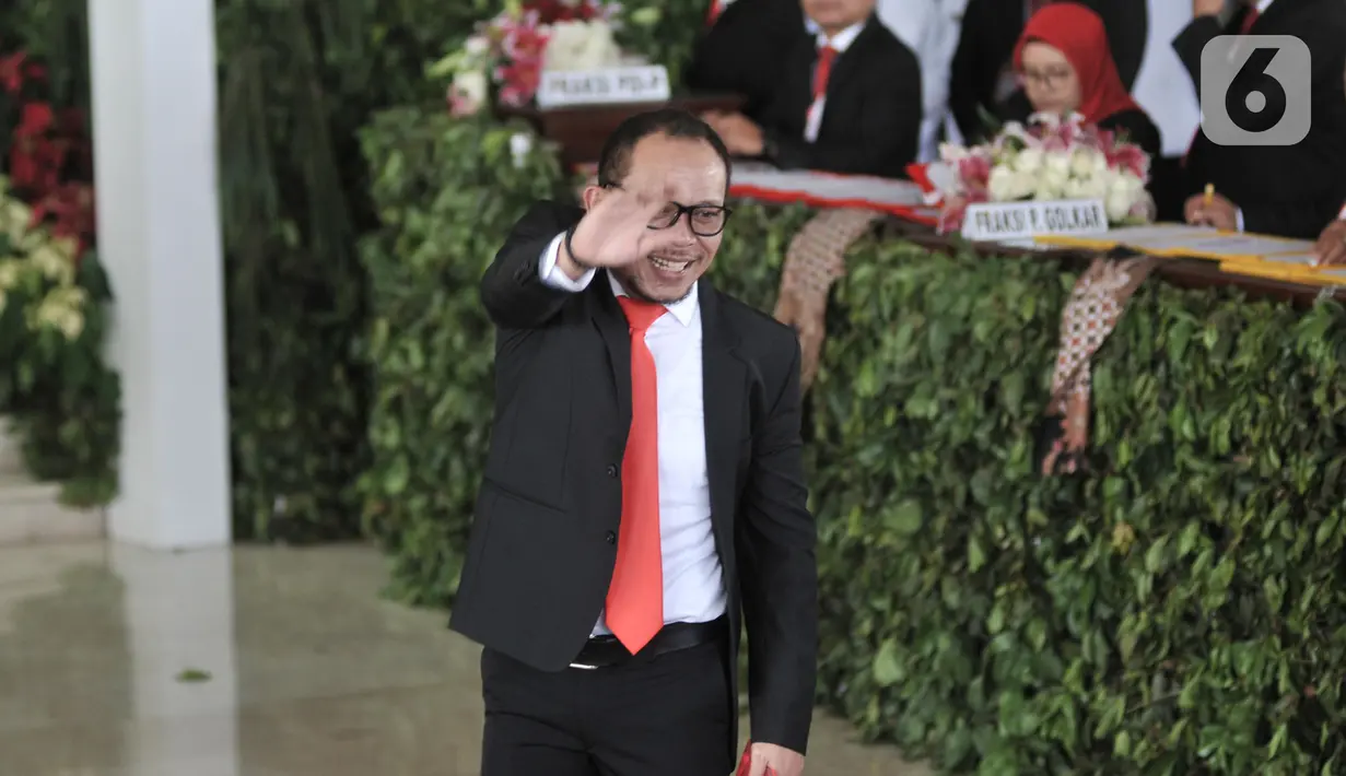 Menteri Ketenagakerjaan Hanif Dhakiri melambaikan tangan saat tiba menghadiri pelantikan Presiden dan Wapres 2019 di Gedung MPR/DPR/DPD RI, Senayan, Jakarta, Minggu (20/10/2019). Jokowi-Ma'ruf Amin resmi dilantik sebagai Presiden dan Wapres RI periode 2019-2024. (merdeka.com/Iqbal S. Nugroho)