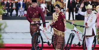 AHY dan Annisa Pohan mendapatkan hadiah sepeda dari Presiden Jokowi, setelah dinobatkan menjadi salah satu pasangan dengan busana terbaik di Upacara Penurunan Bendera Negara Sang Saka Merah Putih. [Foto: Instagram/agusyudhoyono]