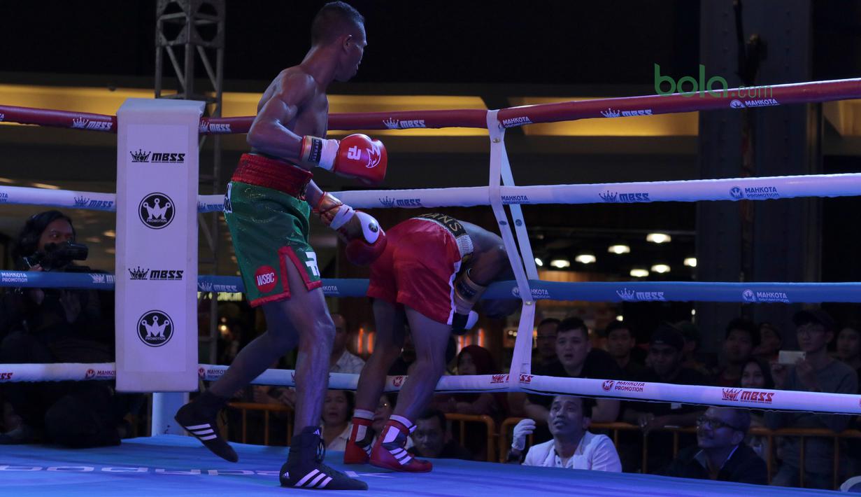 Frans Damur keluar dari ring saat menghindari pukulan Jon Jon Jetz pada kelas Flyweight Mahkota Boxing Super Series di Cilandak Town Square, Jakarta (10/3/2018). Jon Jon Jetz menang angka mutalak atas Frans. (Bola.com/Nick Hanoatubun)