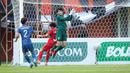 Kiper Thailand U-16, Tissanu Khuptanawin berusaha menghalau bola dari ancaman pemain Vietnam U-16, Vi Dinh Thuong dalam laga semifinal AFF U-16 2022 antara Thailand U-16 melawan Vietnam U-16 di Stadion Maguwoharjo, Sleman, Rabu (10/8/2022) sore WIB. (Bola.com/Bagaskara Lazuardi)