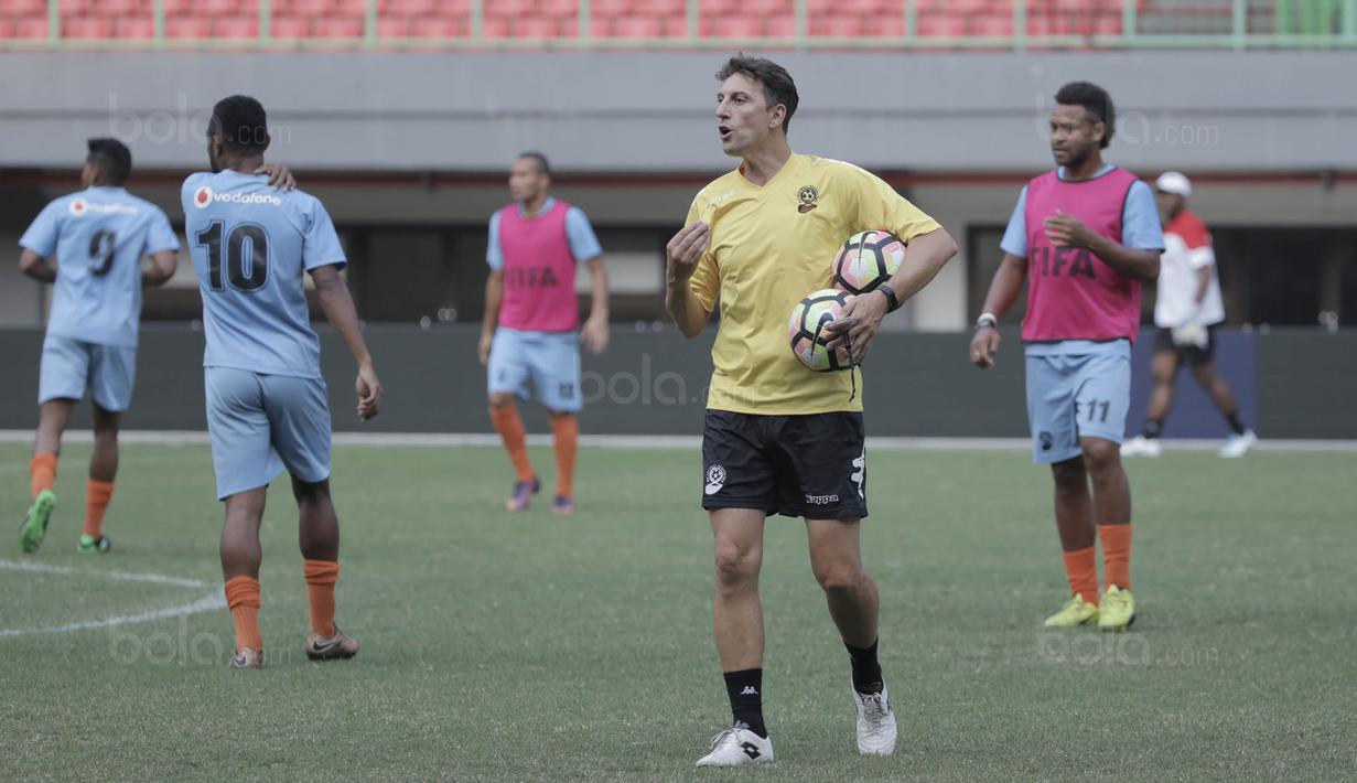 Pelatih Timnas Fiji, Christope Gamel, memimpin latihan jelang laga melawan Indonesia di Stadion Patriot, Bekasi, Jumat, (1/9/2017). Fiji akan menjalani laga Persahabatan melawan Indonesia. (Bola.com/M Iqbal Ichsan)