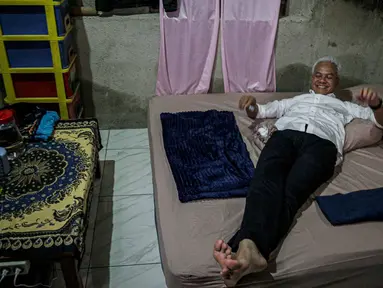 Calon presiden nomor urut 3 Ganjar Pranowo bersiap untuk beristirahat saat menginap di rumah warga di Tegal, Jawa Tengah, Rabu (10/1/2024). (Liputan6.com/Faizal Fanani)