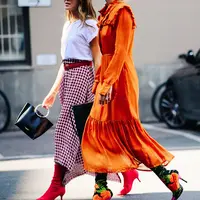 Pakai dress terang penampilan jadi menarik perhatian.