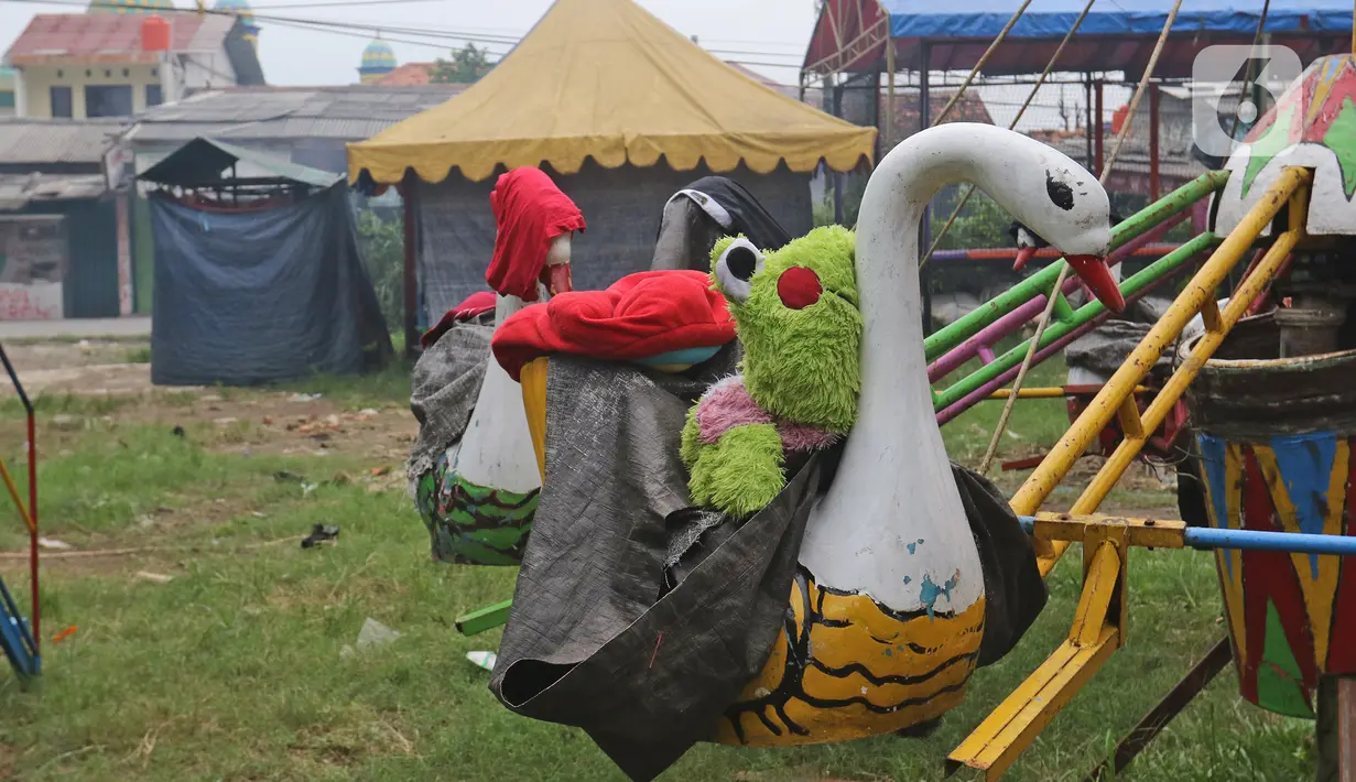 Suasana wahana pasar malam yang tutup di kawasan Cilodong, Depok, Jawa Barat, Senin (4/3/2020). Wahana tersebut tutup selama sekitar dua bulan karena sepi pengunjung akibat penyebaran COVID-19. (Liputan6.com/Herman Zakharia)