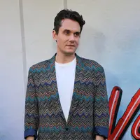 John Mayer menghadiri pemutaran perdana film Vengeance di Ace Hotel, Los Angeles, California, Amerika Serikat, 25 Juli 2022. John Mayer muncul dalam salah satu film baru karya sutradara B.J. Novak yang tak lain adalah sahabatnya sendiri. (Robin L Marshall/Getty Images/AFP)
