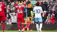 Reaksi kecewa gelandang Liverpool, Luis Diaz setelah gagal memaksimalkan peluang di depan gawang Crystal Palace pada laga pekan ke-33 Premier League 2023/2024 di Anfield Stadium, Liverpool, Minggu (14/4/2024). (AP Photo/Jon Super)