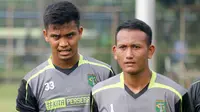 Dua kiper Persebaya Surabaya, Miswar Saputra dan Abdul Rohim. (Bola.com/Aditya Wany)