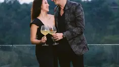 Dikenal sebagai aktor dan model, Mike Lewis dan Janisaa Pradja punya selera tersendiri di dunia fashion. Keduanya selalu tampil elegan dengan nuansa bold atau warna yang tegas. Tak heran jika paras selebritis berdarah bule itu semakin menawan. (Liputan6.com/IG/mike_lewis)