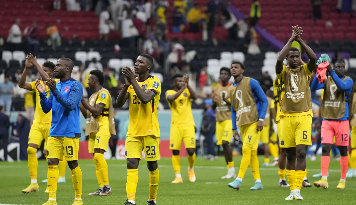Para pemain Ekuador melakukan selebrasi pada akhir pertandingan melawan Qatar pada grup A Piala Dunia 2022 di Stadion Al Bayt di Al Khor, Qatar, Minggu (20/11/2022). Ekuador menang atas Qatar 2-0. (AP Photo/Darko Bandic)