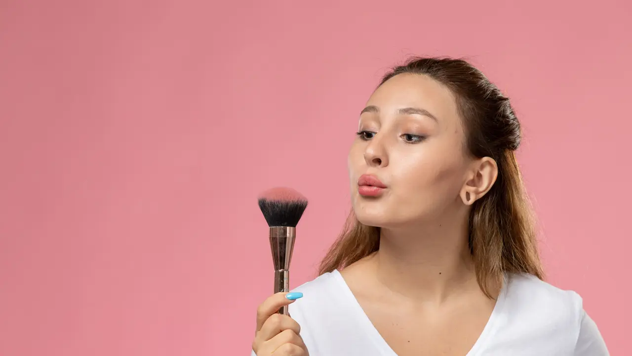 Ketahui dampak dari alat makeup yang tidak pernah dibersihkan