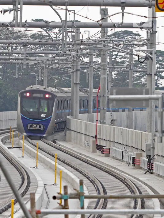 Kereta mass rapid transit (MRT) saat tiba di depo  MRT Lebak Bulus, Jakarta, Selasa (28/8). Progres konstruksi moda transportasi MRT Jakarta fase I rute Lebak Bulus-Bundaran HI kini mencapai hampir 96 persen. (Liputan6.com/Herman Zakharia)