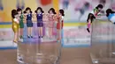 Sejumlah mainan berkarakter wanita mengenakan pakaian kantor menggantung di gelas kaca yang dipamerkan produsen Kitan Club, Tokyo (15/11). Mainan kecil atau yang biasa disebut "orang-orangan" ini telah ada lebih dari 40 tahun. (AFP Photo/Kazuhiro Nogi)