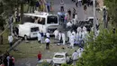 Petugas ahli forensik melakukan olah TKP di lokasi ledakan sebuah bom mobil di kota Diyarbakir, Turki, Selasa (10/5). Ledakan menghantam kendaraan lapis baja polisi, setidaknya ada tiga korban tewas dan puluhan mengalami luka-luka. (REUTERS/Sertac Kayar)