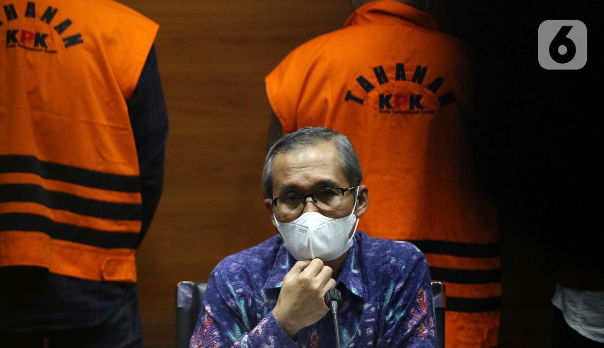 Wakil Ketua KPK Alexander Marwata jumpa pers terkait penahanan anggota DPRD Muara Enim di Gedung KPK, Jakarta, Kamis 30/09/2021). Sebanyak 10 anggota DPRD Muara Enim ditahan terkait dugaan suap pengadaan barang dan jasa di Dinas PUPR dan pengesahan APBD tahun 2019. (Liputan6.com/Herman Zakharia)