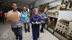 Divisi Investigasi ICW Febri Hendri (kiri) saat melaporkan kasus dugaan potensi konflik kepentingan dan pelanggaran etik  yang dilakukan Kepala BPK Perwakilan DKI Jakarta berinisial EDN di Gedung BPK, Jakarta, Rabu (11/11) (Liputan6.com/Immanuel Antonius)