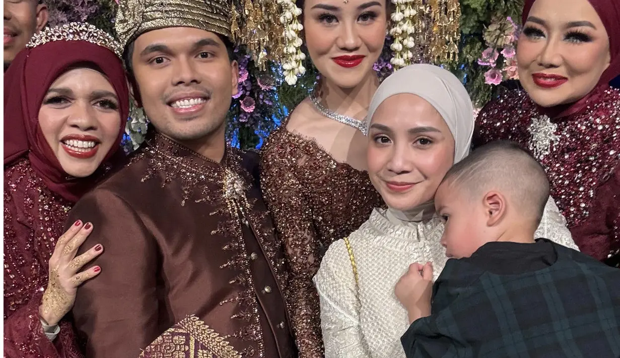 Saat pesta, Nagita juga mengimbangi gaun mewahnya dengan kerudung warna senada.  [Foto: Instagram/ Raffinagita]