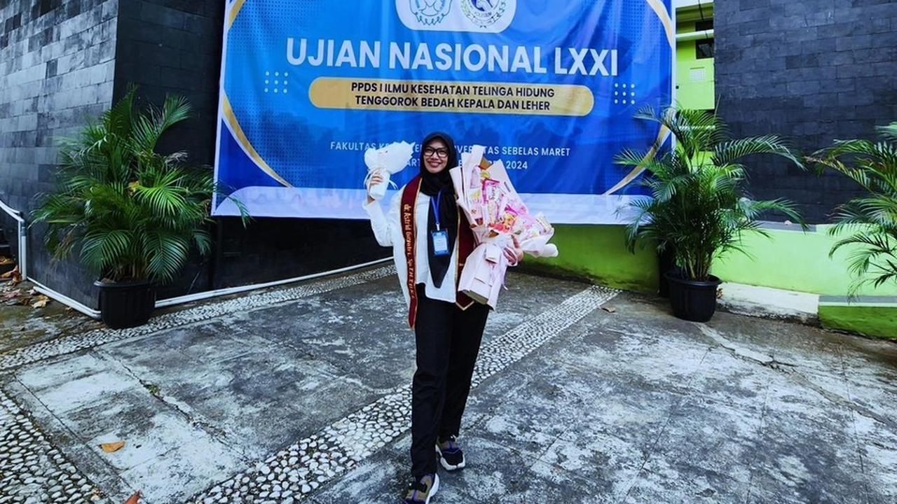 Dokter Astrid Gayatri resmi menyandang gelar spesialis THT dan Bedah Kepala Leher setelah berhasil melewati Ujian Nasional LXXI PPDS I Ilmu Kesehatan Telinga Hidung Tenggorokan di Fakultas Kedokteran Universitas Sebelas Maret Surakarta.<br>