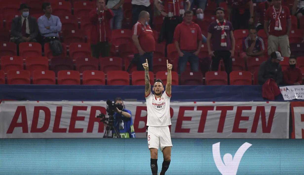 Pemain Sevilla, Lucas Ocampos berselebrasi usai mencetak gol ke gawang Bayern Munchen pada pertandingan  Piala Super Eropa di Puskas Arena di Budapest, Hongaria, Kami (24/9/2020). Munchen menang tipis 2-1 atas Sevilla. (Tibor Ilyes/Pool via AP)