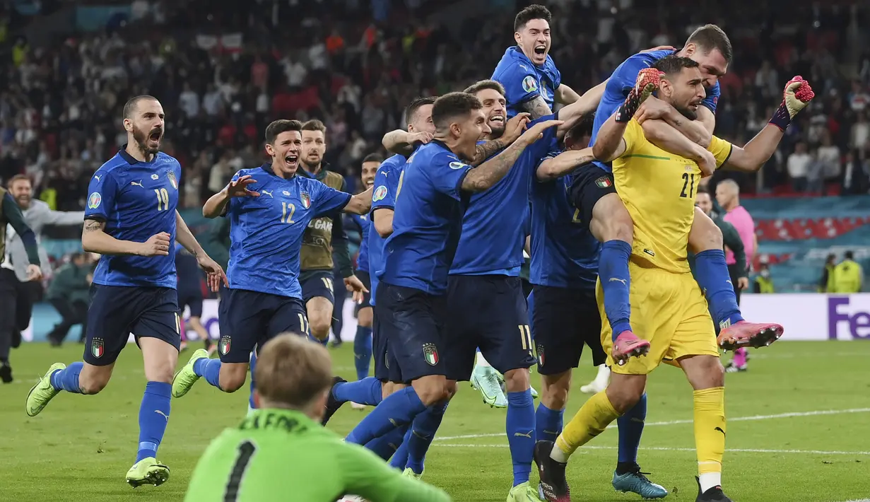 Ketangguhan pemain berusia 22 tahun mengawal gawang Italia diajang ini membuatnya menjadi kiper pertama yang mampu menyabet penghargaan pemain terbaik Piala Eropa. (Foto:AP/Laurence Griffiths/Pool)
