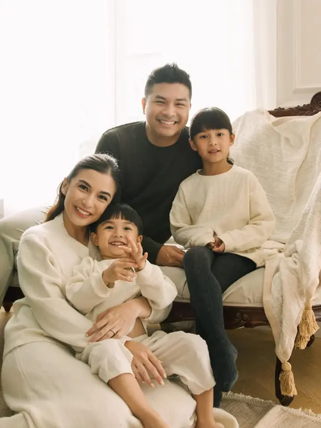 Potret Harmonis Keluarga Chelsea Olivia dan Glenn Alinskie di Post Card Natal, Tampil Kompak dengan Outfit Netral
