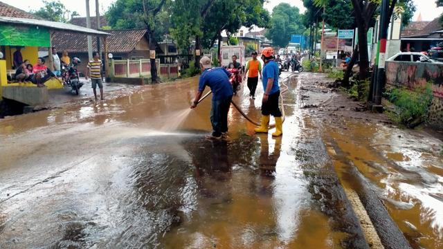 Banjir bandang rendam Jalan Raya Situbondo di Desa Alasbulu (Istimewa)