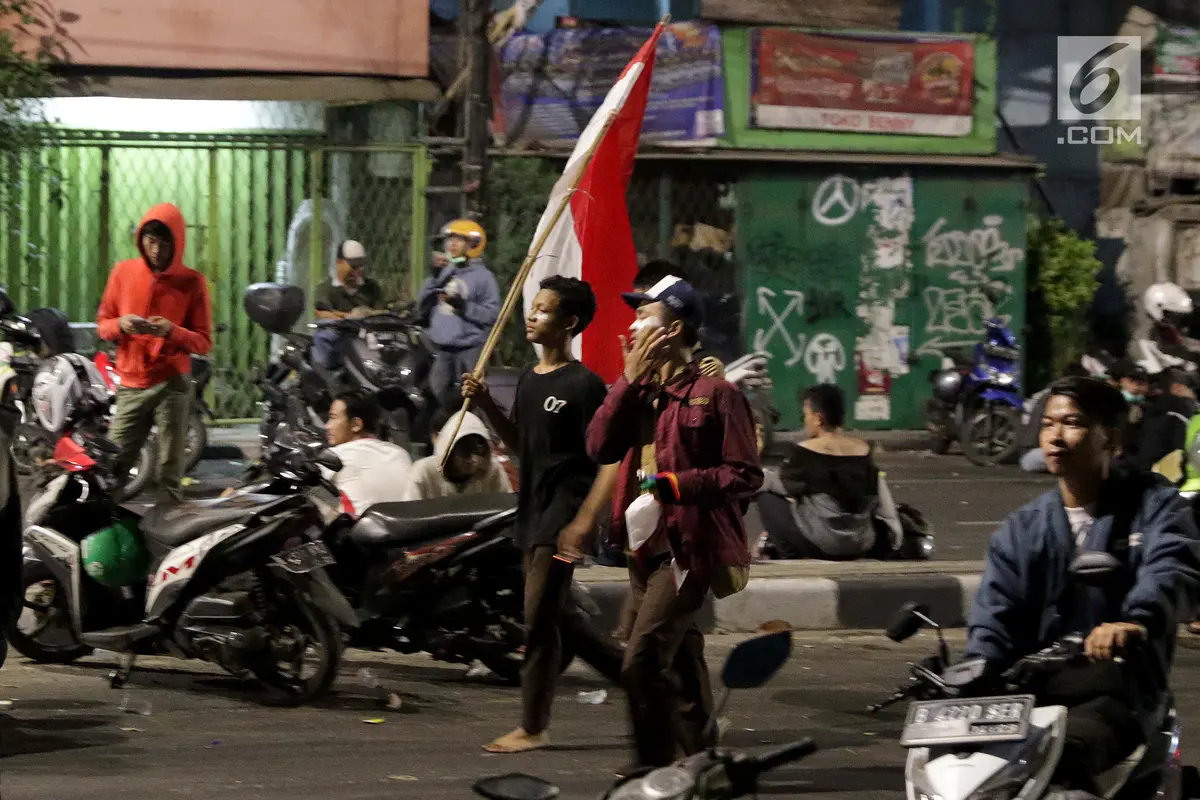 Demo Pelajar Ricuh, Massa Berkumpul di Pejompongan