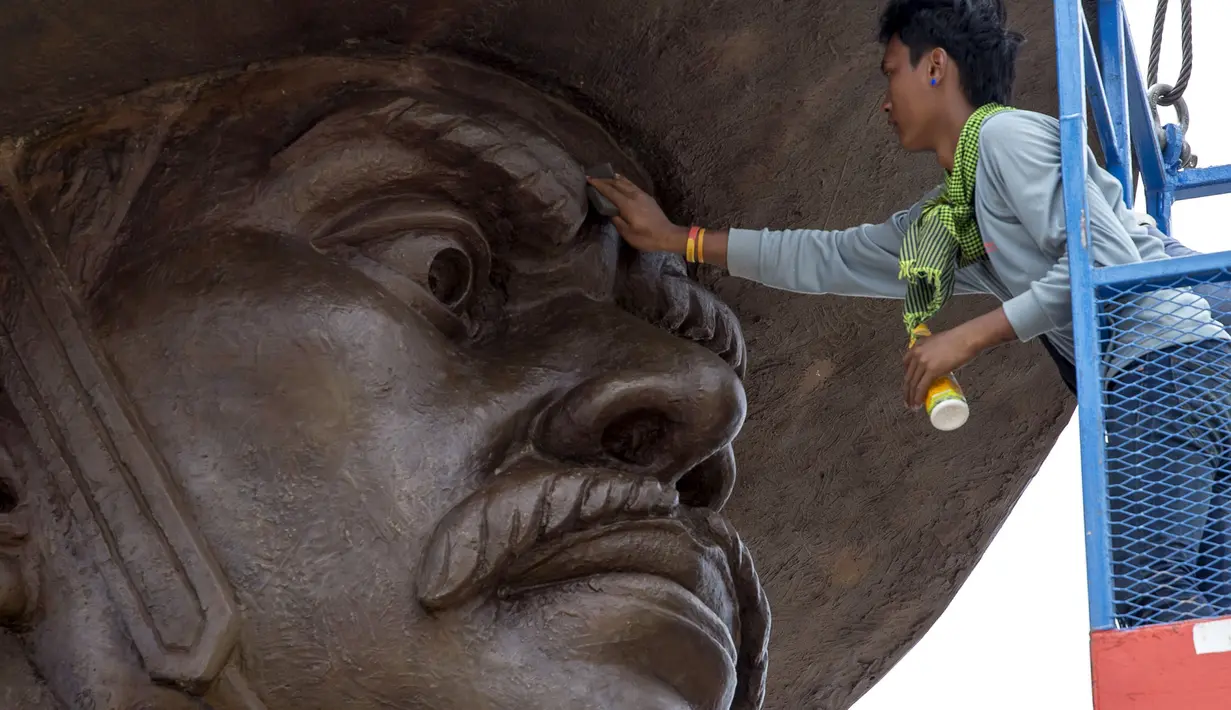 Pekerja membersihkan wajah patung Raja Taksin di Taman Ratchapakdi, Hua Hin, Thailand, Rabu  (5/8/2015). Taman dibangun untuk menghormati raja Thailand masa lalu dan para prajurit yang terletak di dekat Klai Kangwon Palace. (REUTERS/Athit Perawongmetha)
