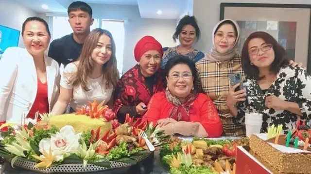 Kedekatan ibunda dan mertua Nikita Willy. (Instagram @yorafebrina)