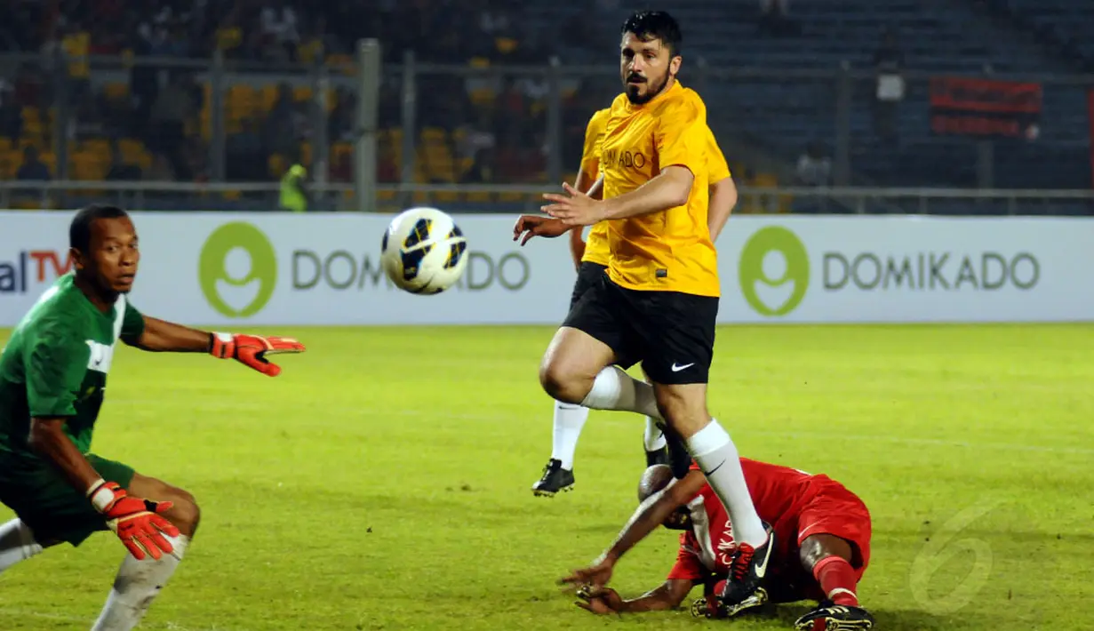 Penjaga gawang legenda Indonesia, Hendro Kartiko (kiri) tidak mampu menahan pergerakan mantan gelandang AC Milan, Gennaro Ivan Gattuso, saat berlaga di Stadion GBK Jakarta, (7/6/2014). (Liputan6.com/Helmi Fithriansyah)