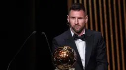 Lionel Messi akhirnya dinobatkan sebagai pemenang pemain terbaik dunia Ballon d'Or 2023. (FRANCK FIFE / AFP)