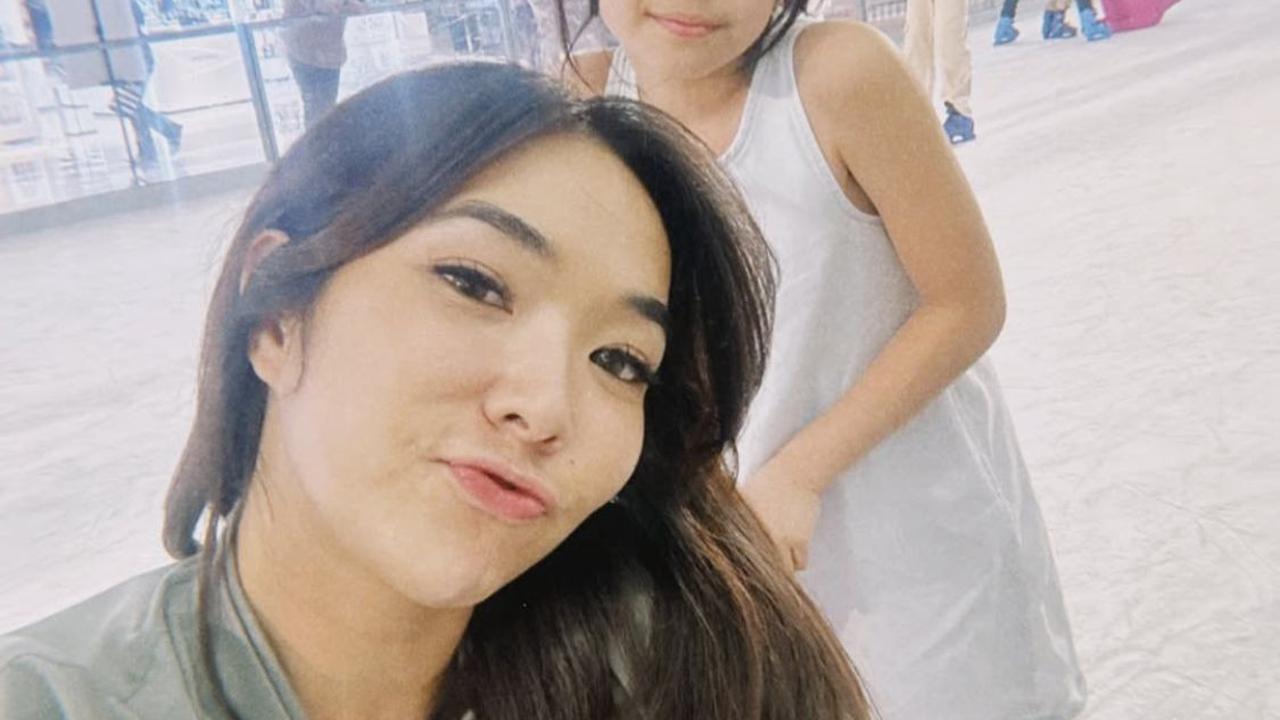 7 Potret Gisel dan Gempi Tunjukkan Kekompakan Saat Ice Skating, Begini Keseruannya!