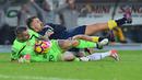 Kiper Chievo, Stefano Sorrentino terjatuh bersama rekannya Fabrizio Cacciatori saat melawan Juventus pada laga Serie A di Bentegodi Stadium, (6/11/2016). (AFP/Giuseppe Cacace)