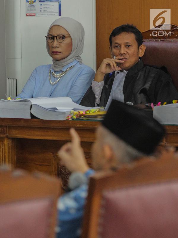 Terdakwa kasus berita hoaks penganiayaan, Ratna Sarumpaet mendengarkan keterangan saksi Ketua Dewan Kehormatan Partai Amanat Nasional (PAN), Amien Rais saat sidang lanjutan di Pengadilan Negeri Jakarta Selatan, Kamis (4/4). Sidang kali ini beragendakan pemeriksaan saksi. (Liputan6.com/Faizal Fanani)