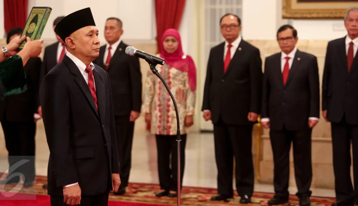 Kepala Staf Presiden Teten Masduki mengucapkan sumpah jabatan saat acara pelantikan yang dipimpin Presiden Jokowi di Istana Negara, Jakarta, Selasa (2/9). Teten menggantikan Luhut yang kini menjabat Menko Polhukam. (Liputan6.com/Faizal Fanani)