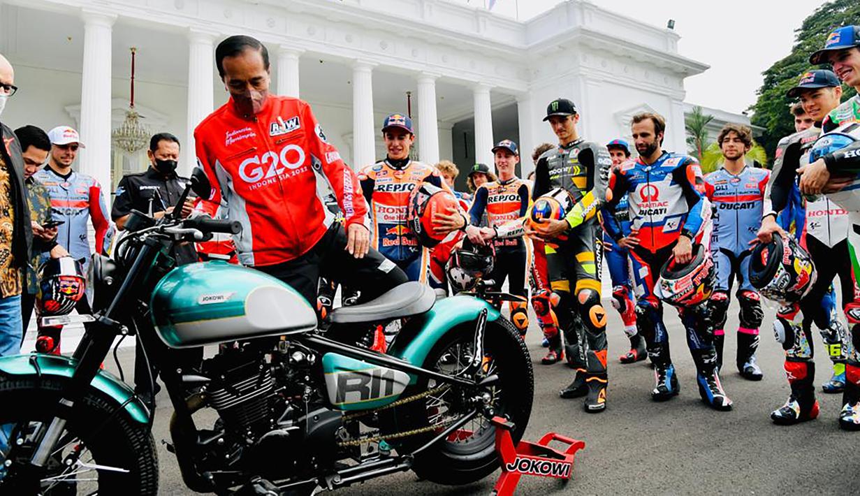 Acara tatap muka yang diisi obrolan santai dengan tujuan meyakinkan para pembalap bahwa Indonesia Siap menggelar ajang MotoGP 2022 diakhiri di halaman depan Istana Merdeka saat Presiden Joko Widodo memamerkan motor custom hijau miliknya. (Biro Pers Sekretariat Presiden/Laily Rachev)