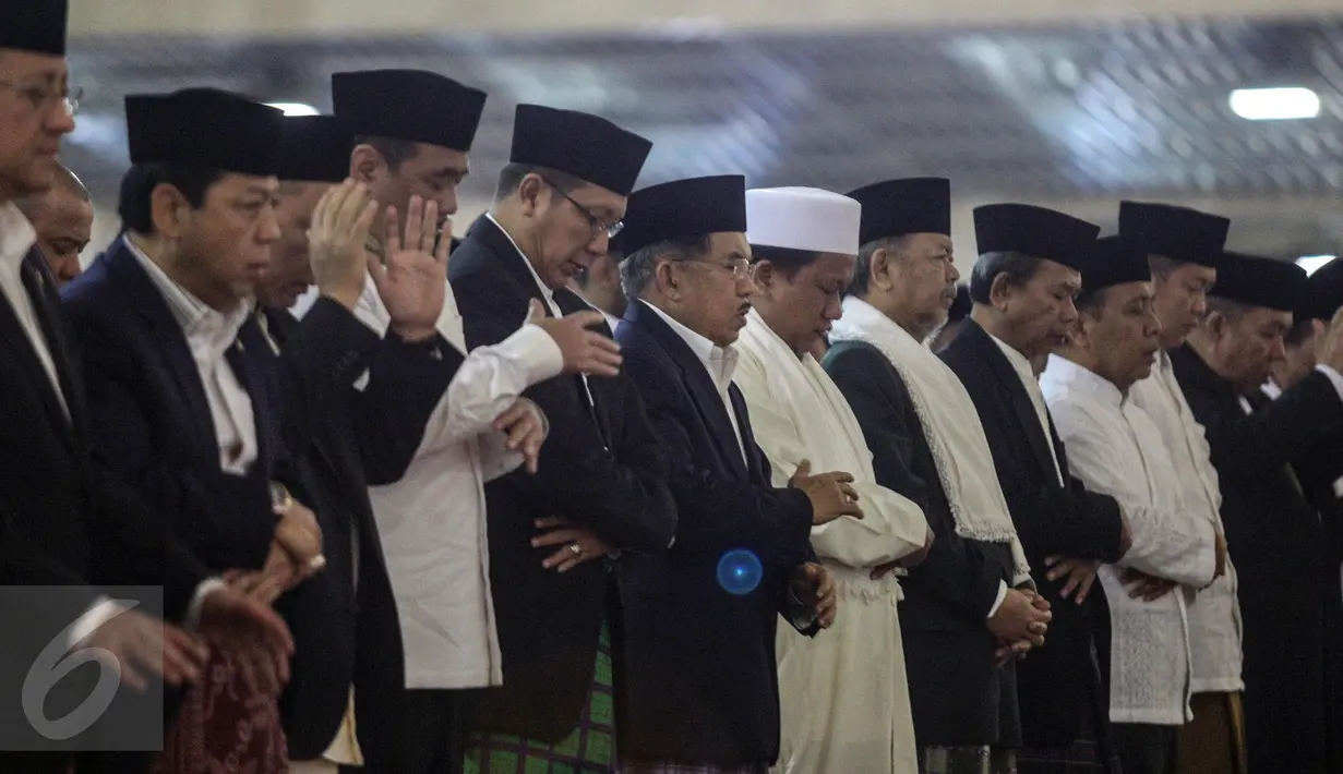 Wapres Jusuf Kalla (tengah) bersama ribuan umat muslim melakukan salat Idul Fitri di Masjid Istiqlal, Jakarta, Jumat (17/7/2015).  Wapres Jusuf Kalla terlihat khusyuk saat melaksanakan salat Idul Fitri di Masjid Istiqlal. (Liputan6.com/Faizal Fanani)