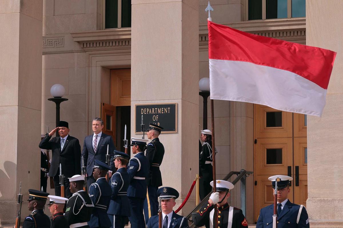 FOTO: Menhan Sjafrie Bertemu Menteri Perang Amerika Serikat di Pentagon