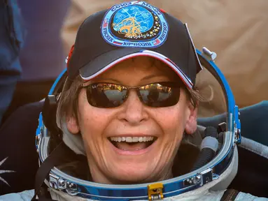 Senyum astronaut AS, Peggy Annette Whitson setelah berhasil mendarat di daerah terpencil di luar kota Dzhezkazgan, Kazakhstan, Minggu (3/9). Whitson kembali ke bumi setelah melakukan misi selama 665 hari di ISS. (Sergei Ilnitsky/Pool via AP)