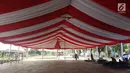 Pekerja menyelesaikan pemasangan tenda untuk relawan di Jalan Setiabudi, Medan, Senin (20/11). Sebanyak 14 tenda sedang dalam tahap penggarapan yang dikhususkan untuk undangan ngunduh mantu Kahiyang-Bobby dari kalangan relawan. (Liputan6.com/Aditaya Eka)