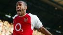 Penyerang Arsenal, Thierry Henry pernah melakukan perfect hat-trick ketika menghadapi rival sekota mereka, West Ham United. Ia mencetak gol pertama lewat sepakan kaki kanannya ketika menjadi algojo pinalti, lalu disusul sundulan dan kaki kirinya. (Foto: AFP/Jim Watson)