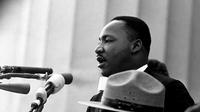Martin Luther King, Jr. di atas podium menyampaikan Pidato 'Saya Punya Mimpi'-nya. (Wikipedia)