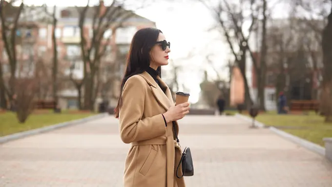 wanita agustus kacamata hitam