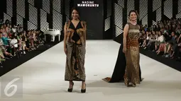 Nadine Waworuntu dan Ruth Sahanaya mengenakan busana rancangan Era Soekamto  dalam Senayan City Fashion Nation ke-11, Jakarta, Rabu (12/4). Memperingati hari Kartini, Senayan City memberikan penghargaan ke 21 wanita. (Liputan6.com/Herman Zakharia)