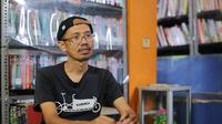 Edi Dimyati Pemilik Kabaca Perpustakaan Keliling dan Kampung Buku di Ciracas, Jakarta Timur. (Liputan6.com/Yoppy Renato)